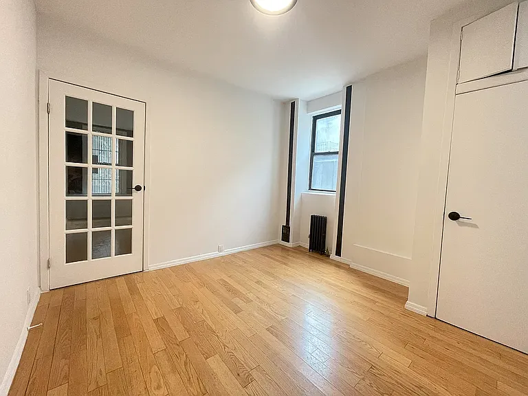 306 E 6th St #6 — Photo 3