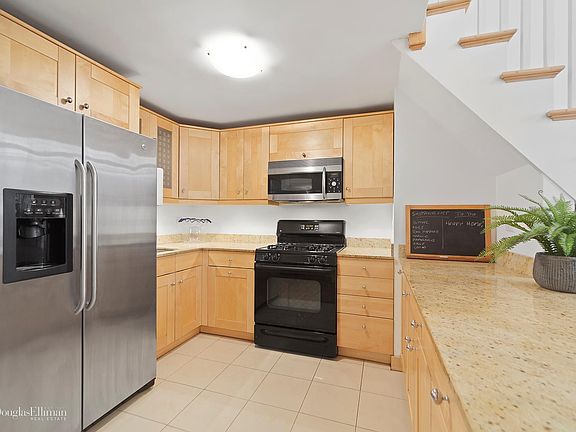 3rd image of 3 Hanover Sq APT 3D