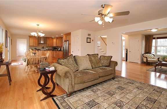 Open florr plan to Familyroom