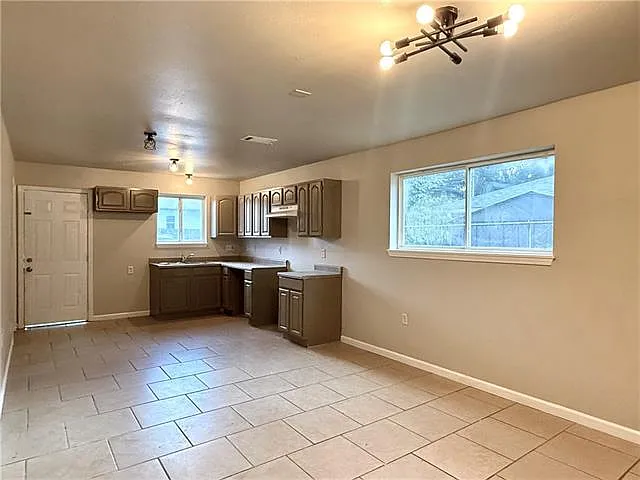 4 bed, 1.5 bath, 1337 sqft, $1,650 — Photo 4