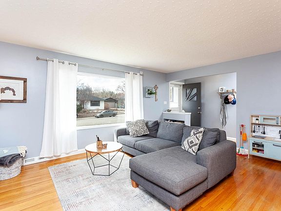 4th image of 824 SW Thorneycroft Dr NW