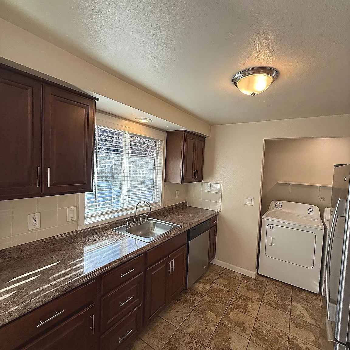 2415 Markle Ave — Photo 4