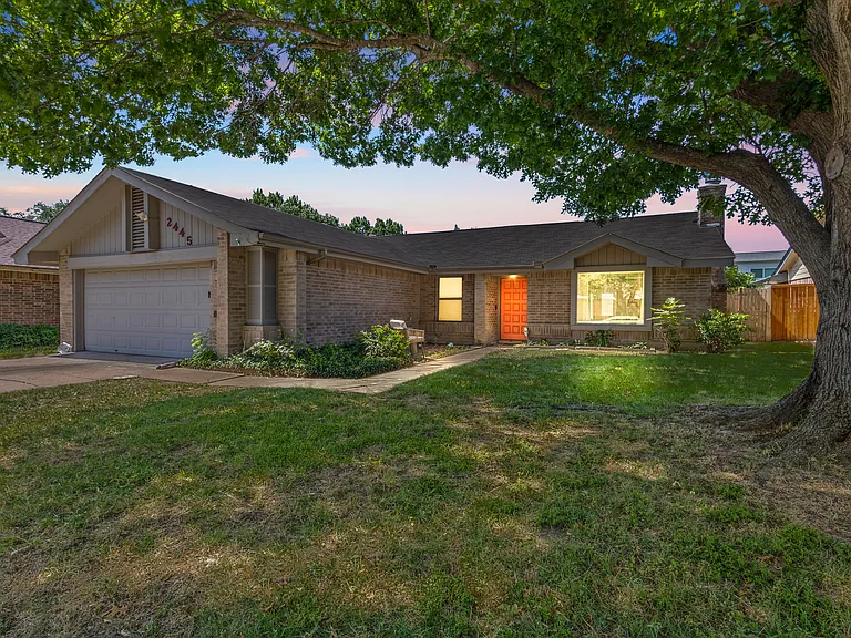 2445 Claremont Dr — Photo 35