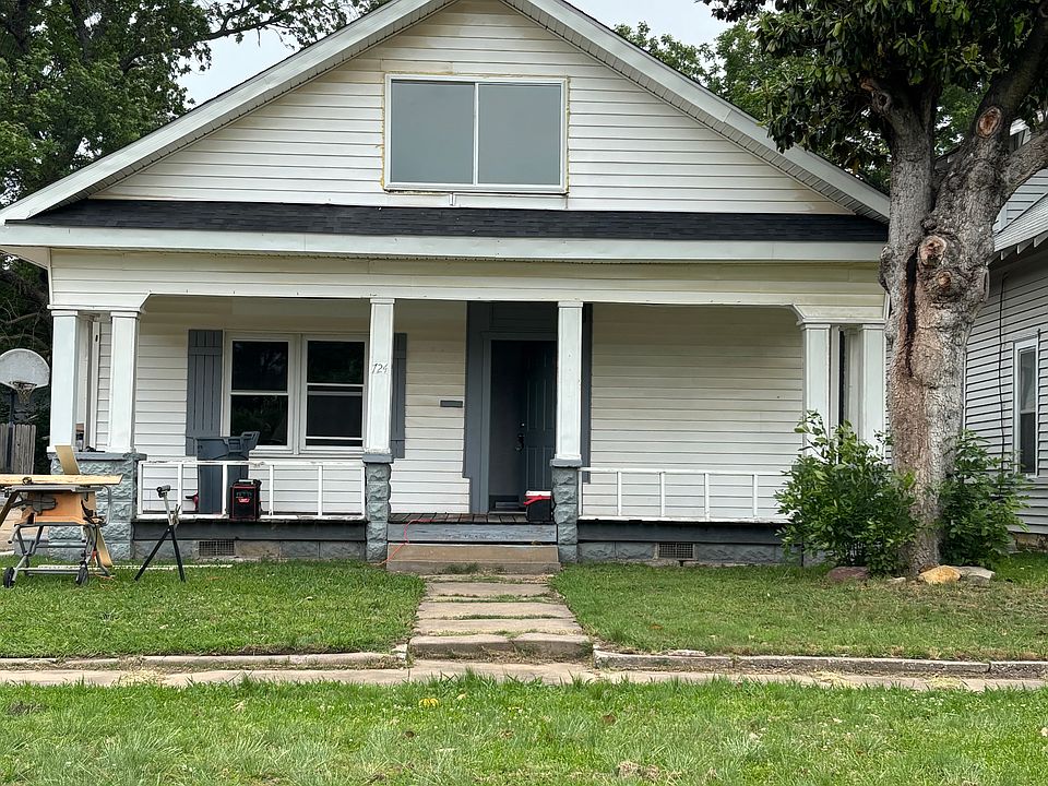 1st image of 724 E Moses St