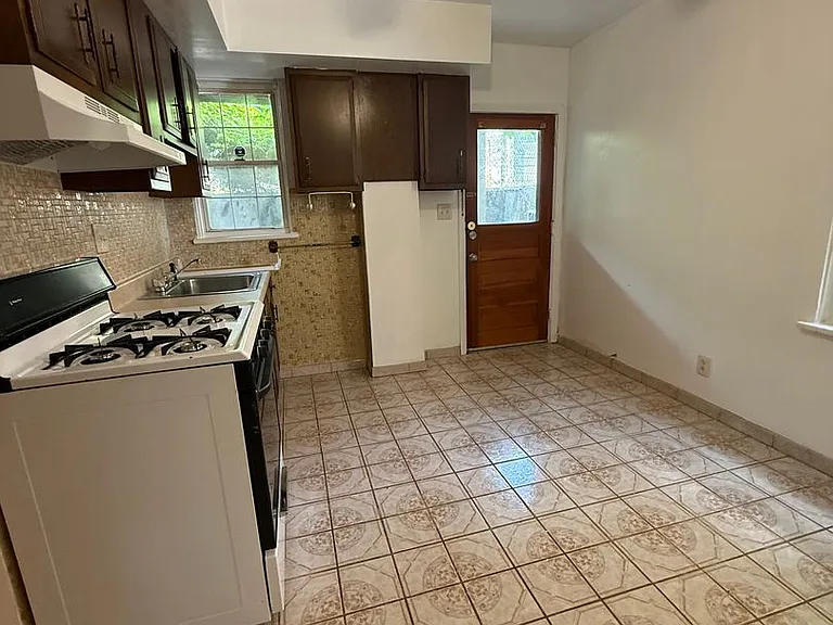 2824 Clermont Ave — Photo 5