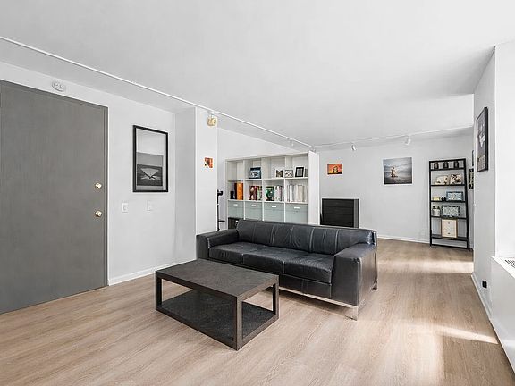 3rd image of 311 Greenwich St APT 3J