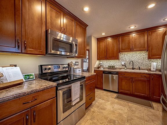 4th image of 388 Lakeshore Dr
