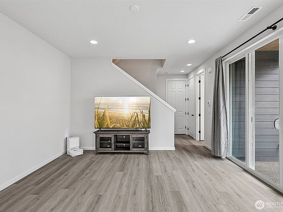 5th image of 15332 208th Avenue E #161