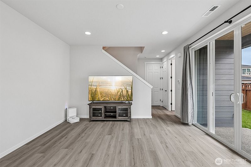 5th image of 15332 208th Avenue E #161