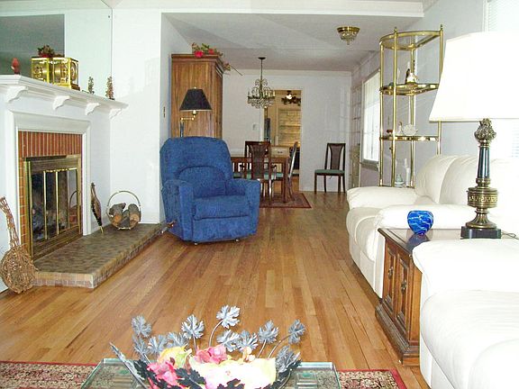 5th image of 10532 W Burleigh St