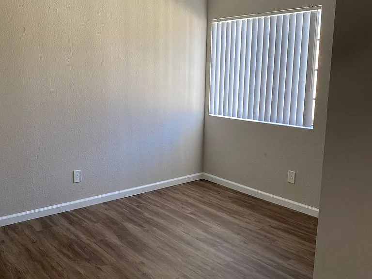 Los Olivos Apartments — Photo 18