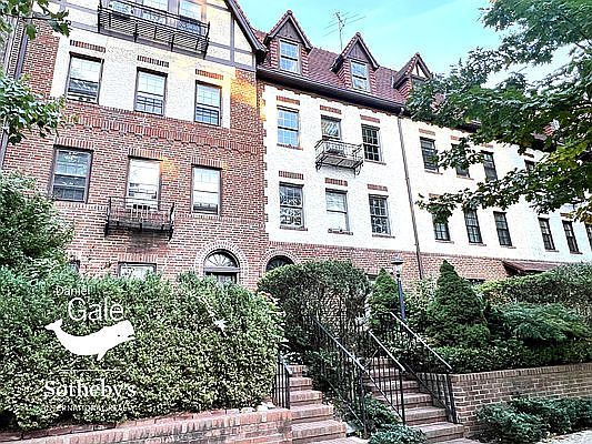 1st image of 154 Burns St Floor 3