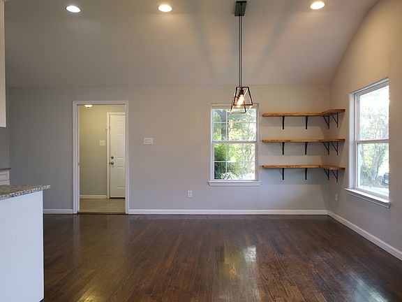 4th image of 402 E Center St