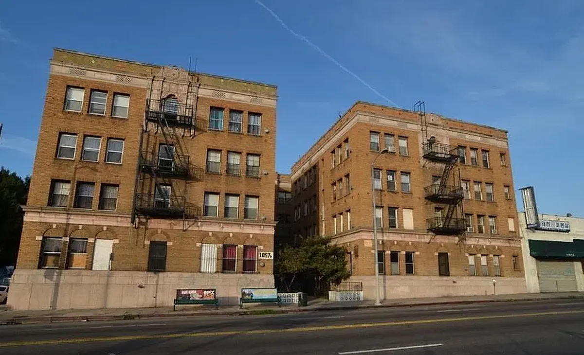 Western Apartments | Renovated Apartments Near Wilshire/Western Metro — Photo 1