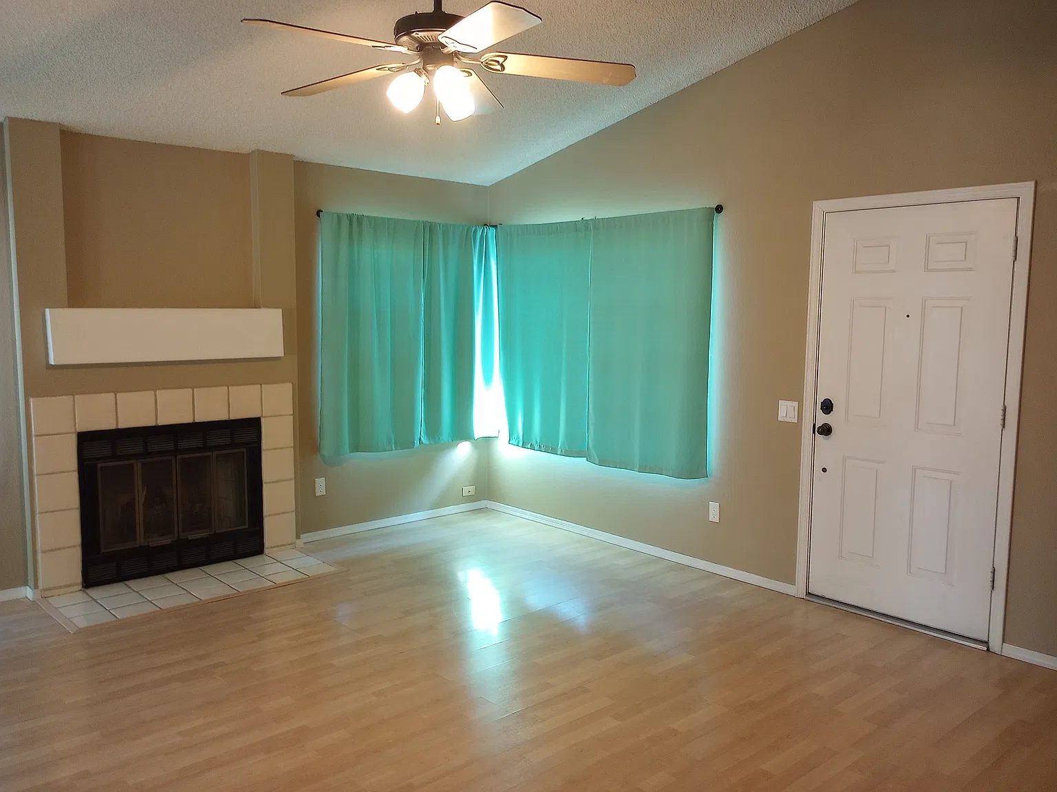 2 bed, 1078 sqft, $2,050 — Photo 2