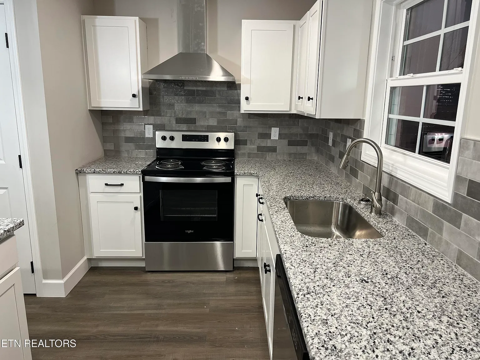 2 bed, 2.0 bath, 930 sqft, $1,300 — Photo 2