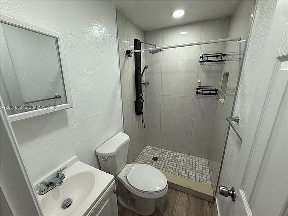 4th image of 2001 SW 82nd Pl #Adu