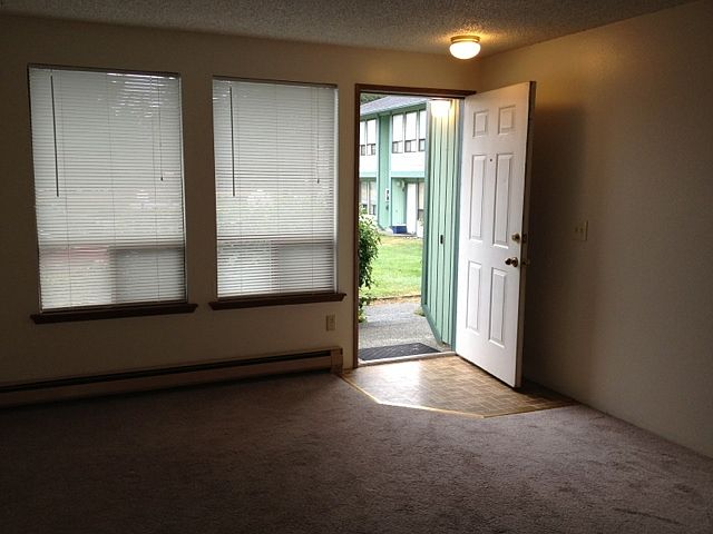 1st image of 410 NE Izett St APT 106