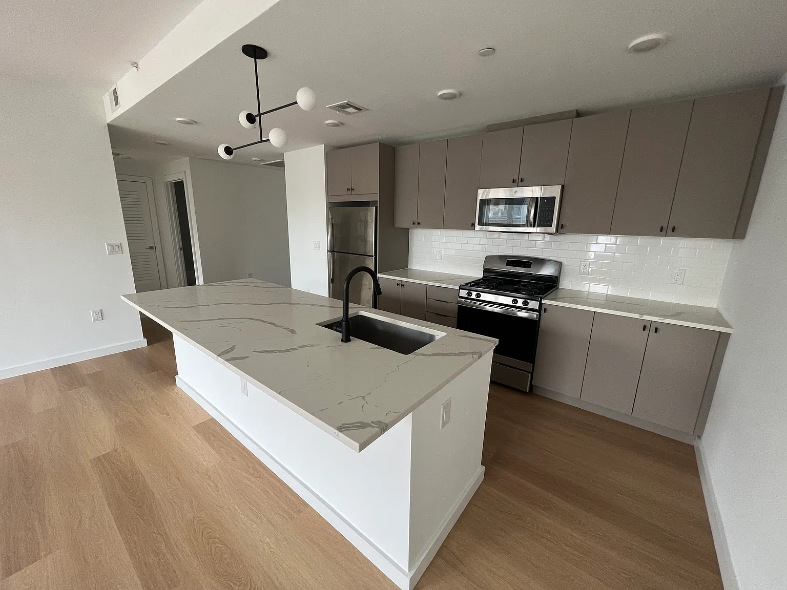 1 bed, 880 sqft, $3,950 — Photo 4