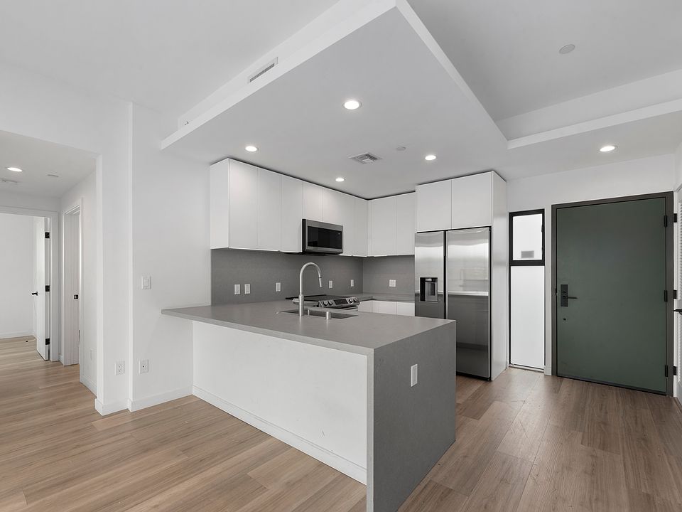 1st image of 829 Larrabee St #530d53f2e