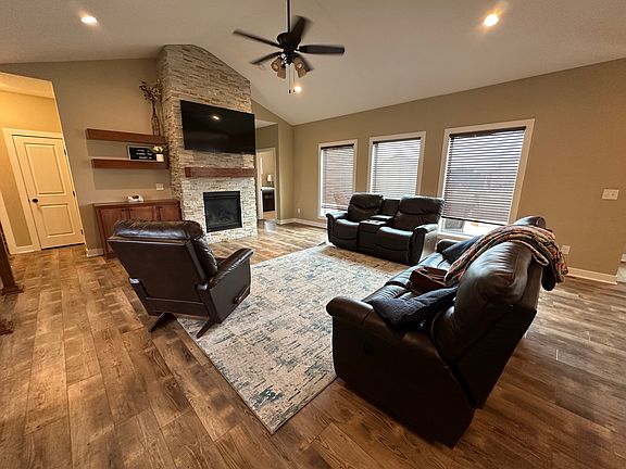 3rd image of 802 N 10th Ave
