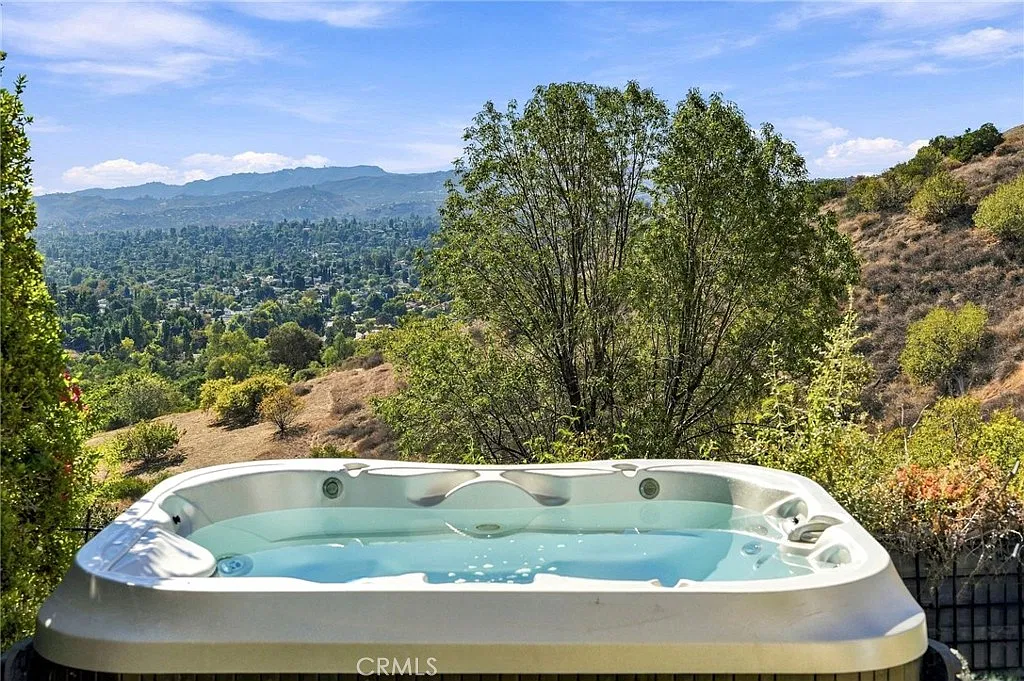 5 bed, 3085 sqft, $8,800 — Photo 2