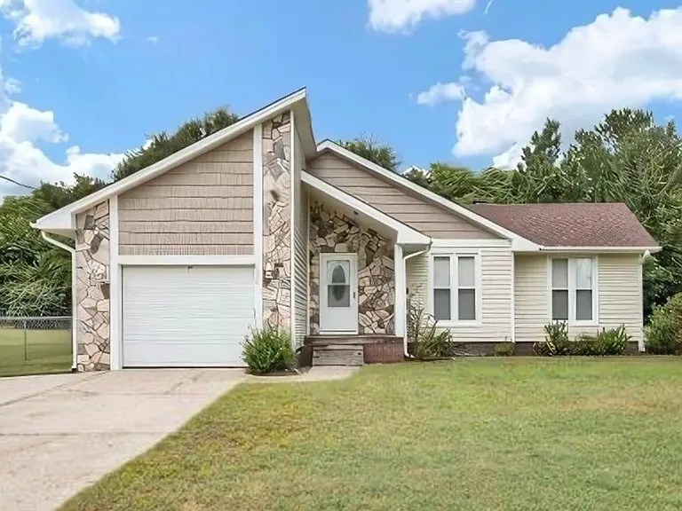 6338 Hawfield Dr — Photo 1