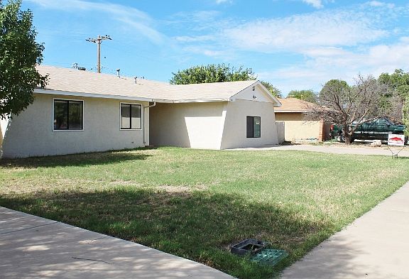 2nd image of 900 E La Paloma Ln