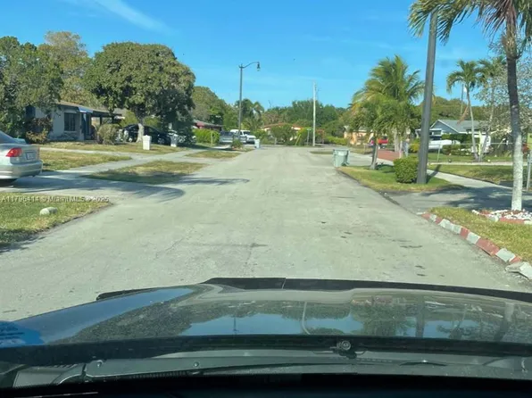 8200 SW 7th St, North Lauderdale, FL 33068