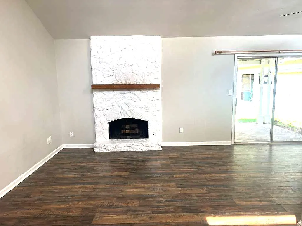 4 bed, 2078 sqft, $2,100 — Photo 2