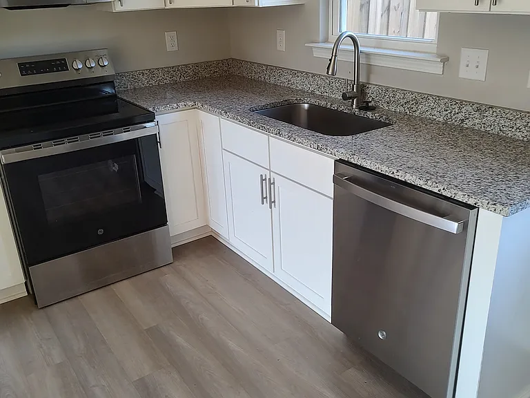 1607 N Green River Rd #B — Photo 13