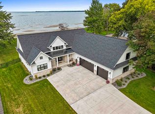 1751 E Shore Cir, Green Bay, WI 54302