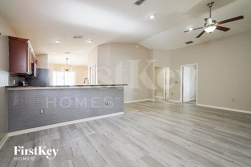 4 bed, 2.0 bath, 1674 sqft, $2,100 — Photo 3