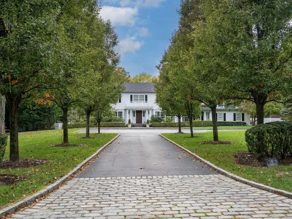 6 Applegreen Drive, Old Westbury, NY 11568