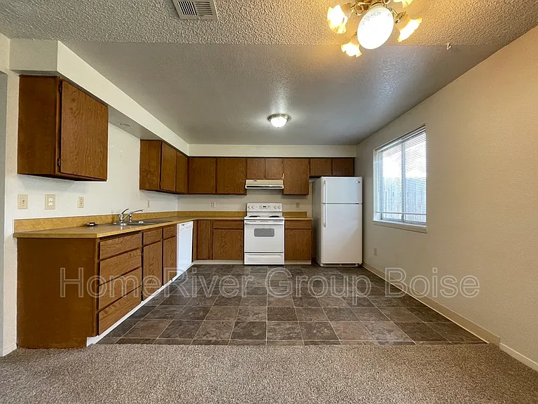 870 E Bergeson St — Photo 5