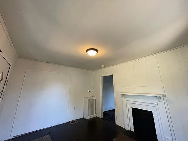 318 E 12th St — Photo 8