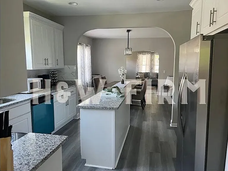 404 Formosa Ave — Photo 3