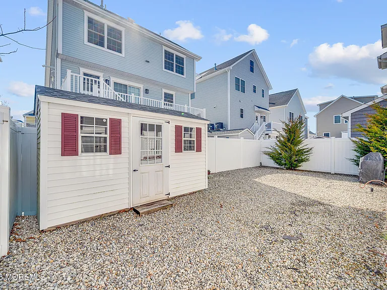 8 Nichols Ave — Photo 24