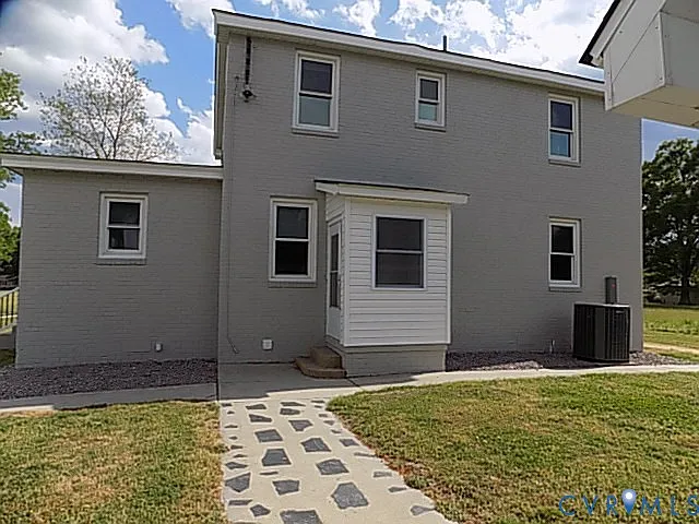 5 bed, 2.0 bath, 2937 sqft, $2,500 — Photo 3