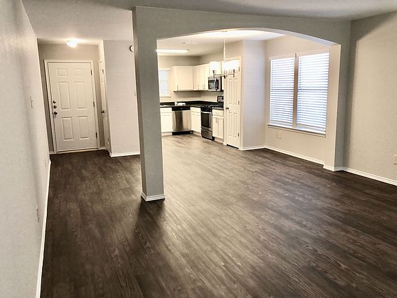 3rd image of 1514 Carriage Hills Trl