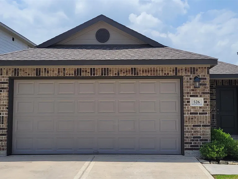 526 Dalloway St — Photo 2