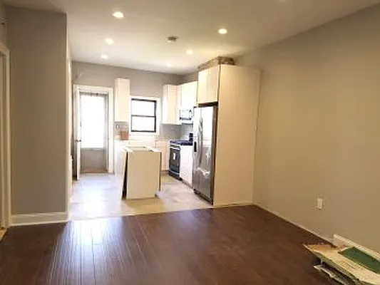 Rented by MCR Realty | media 32