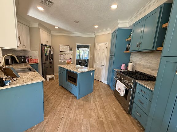 3rd image of 4010 Crestwood Dr