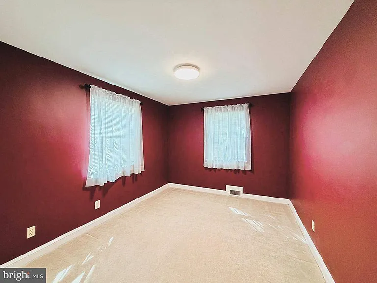 907 Heron Dr — Photo 6