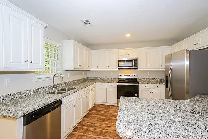 3 bed, 2.0 bath, 1400 sqft, $1,545 — Photo 4
