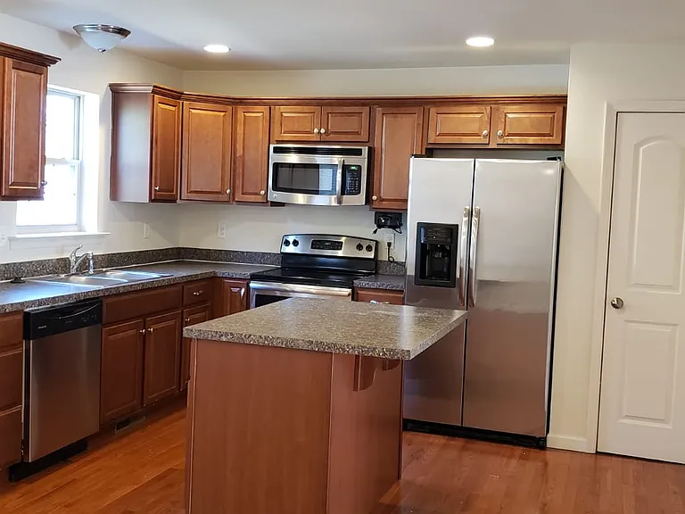 6428 Creekbend Dr — Photo 4