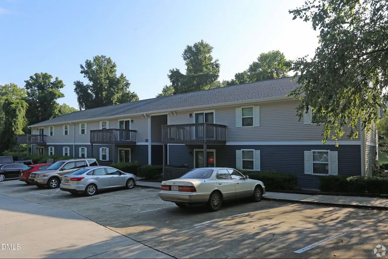 2 bed, 1000 sqft, $1,300 — Photo 2