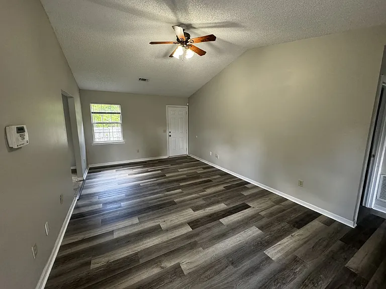 451 Sabreena Cir — Photo 2
