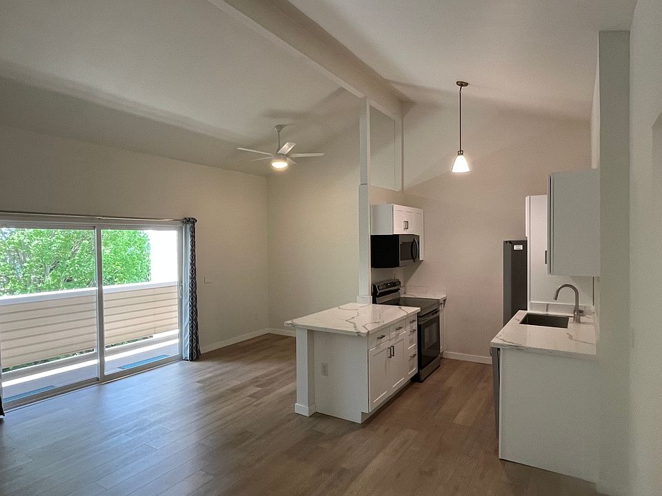Recently updated kitchen, bathroom and floors. Vaulted ceilings, territorial views, fireplace, and in-unit washer and dryer.