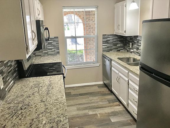 Kitchen w/Granite/Appliances